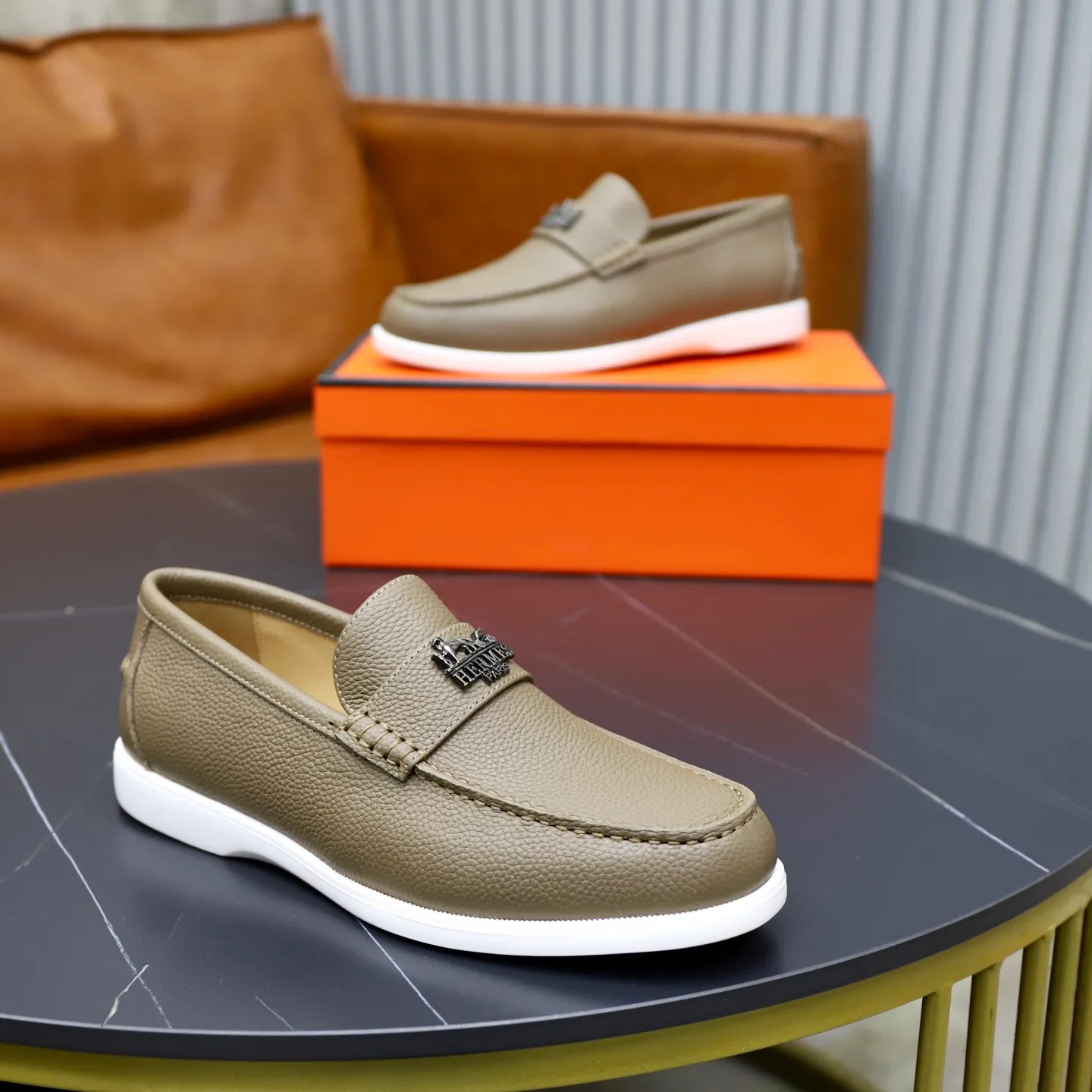Ex-factory price: 560💰Hermès/Hermès slip-on men's shoes. This shoe is made of imported pebbled cowhide. It has simple and smooth lines and is combined with aerodynamically designed 3CM rubber foam ultra-light soles! Youthful and fashionable, classic H-shaped hardware buckle decoration, calf lining gently wraps the feet, with logo cowhide feet, casual and urban style, highlighting youthful vitality, sports and leisure version, super versatile, code number: 38-39-40-41-42-43-44 standard leather shoe size (45 can be customized but does not support returns)